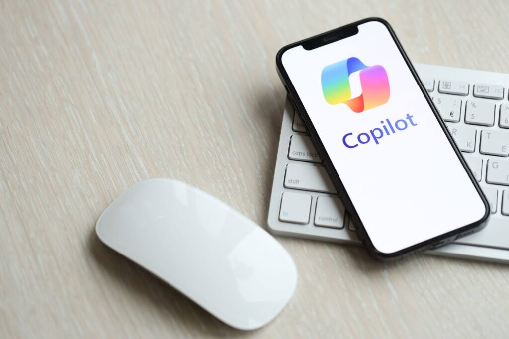 Un téléphone cellulaire affiche le logo de Microsoft Copilot sur son écran